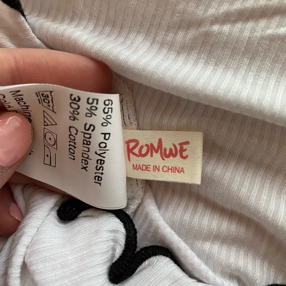 ⚡️FREE a with a purchase of $25 or more ⚡️
NWOT Romwe- One Shoulder Top, SIZE:S - Picture 2 of 4